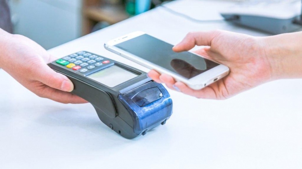 Более 10 тысяч безналичных платежей приняли эксперты МФЦ с помощью POS-терминалов (анонс)