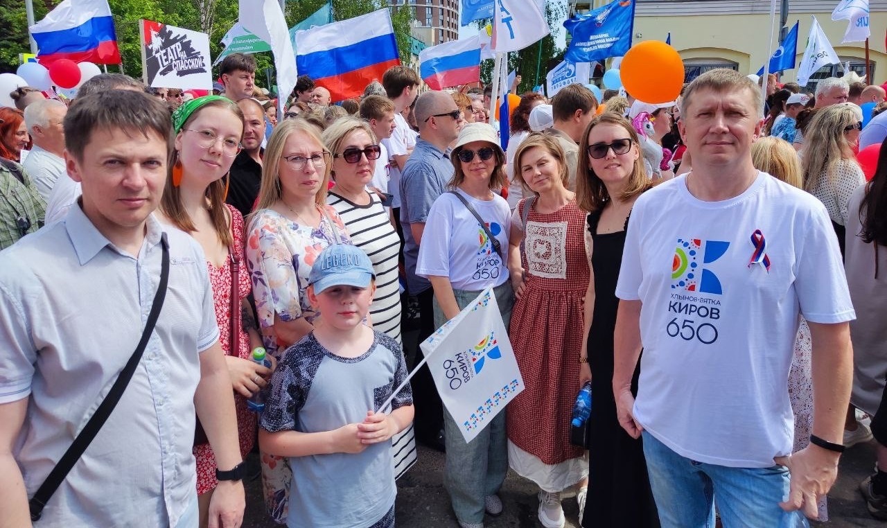 Кировский ЦСР принял участие в шествии трудовых коллективов в День России (анонс)