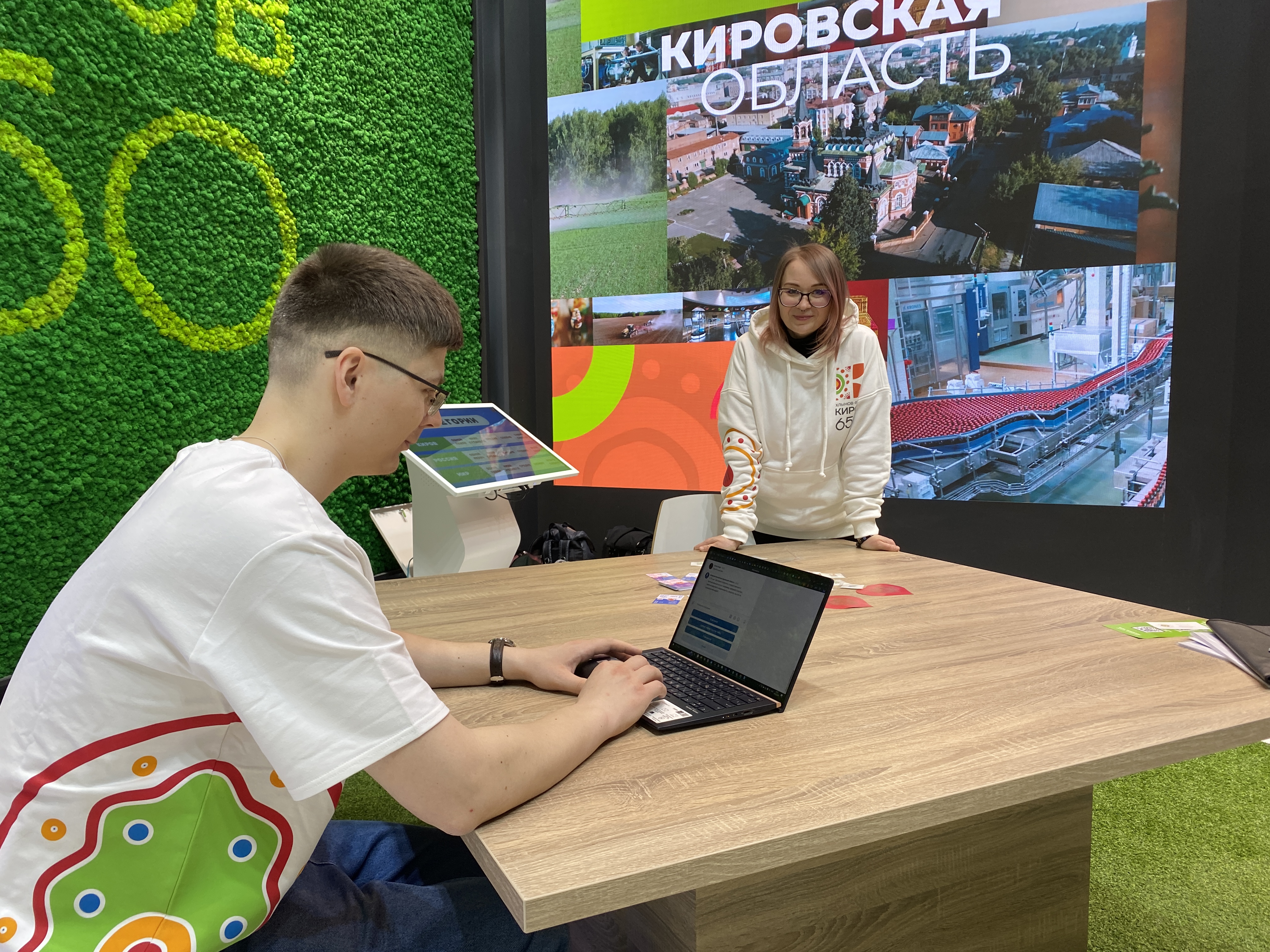 Гости стенда Кировской области на выставке «Россия» примерили на себя роль картографов