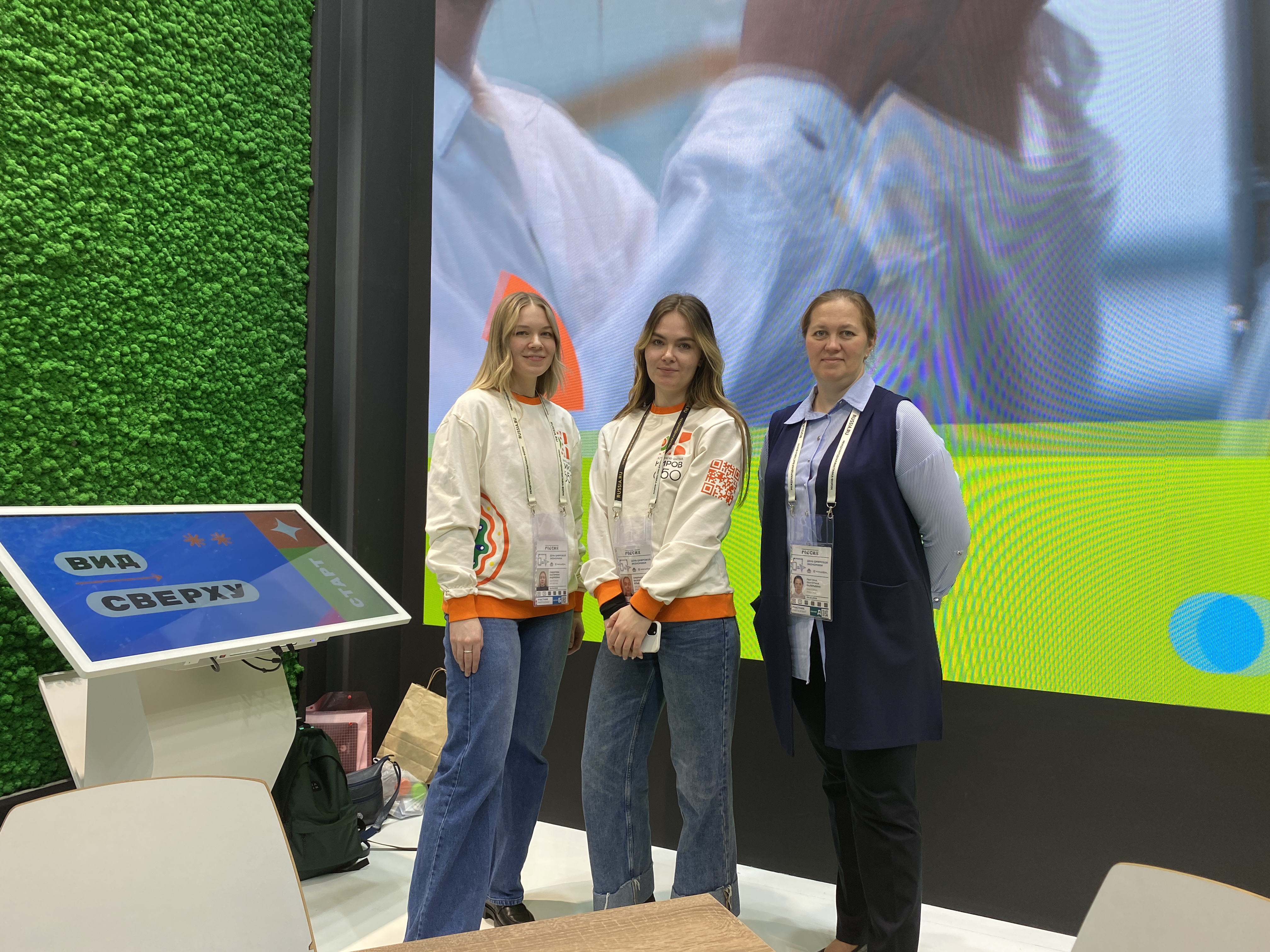 Гости стенда Кировской области на выставке «Россия» примерили на себя роль картографов