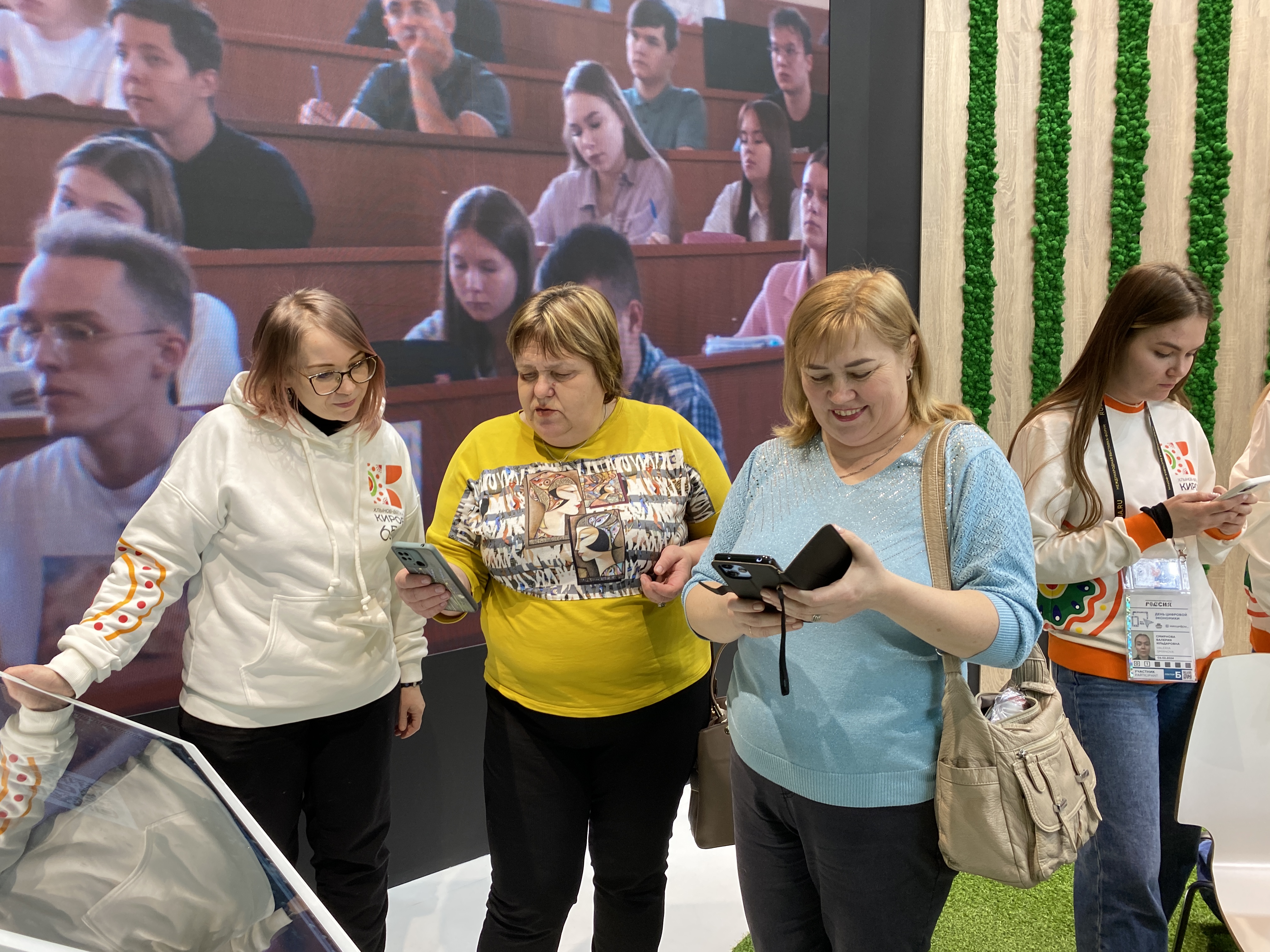 Гости стенда Кировской области на выставке «Россия» примерили на себя роль картографов