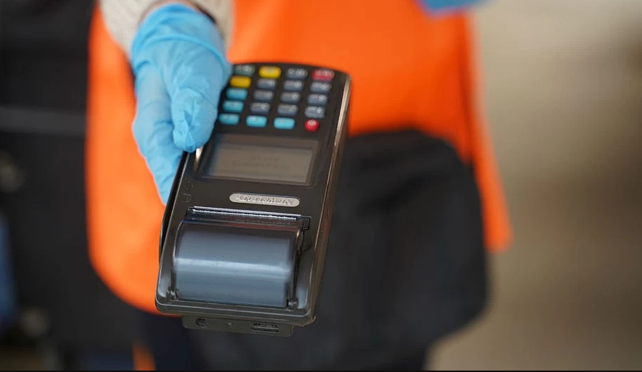 Студенты могут оплачивать льготный проезд в автобусах бесконтактной картой «Мир» (анонс)