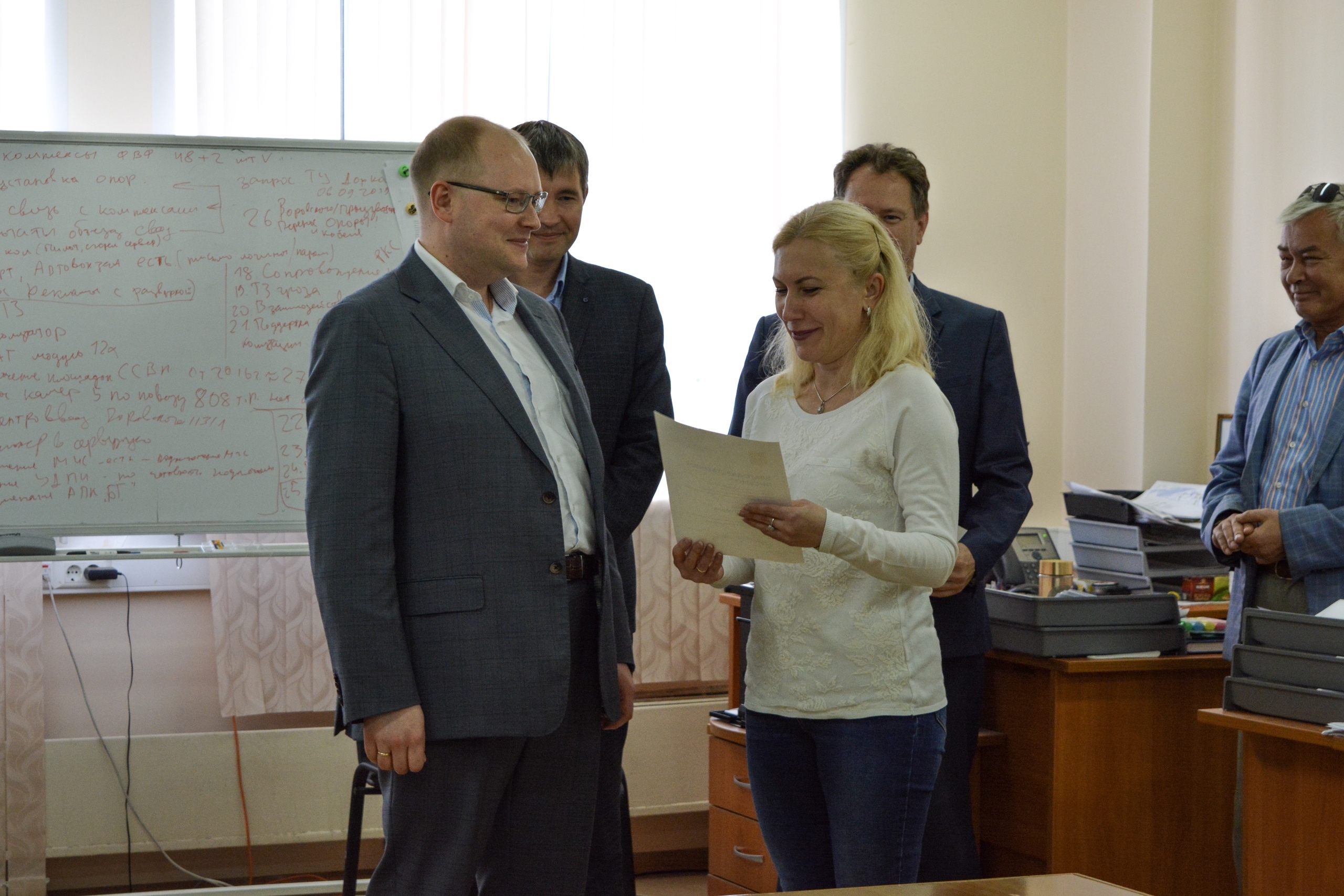 Региональный министр ИТ Юрий Палюх вручил почетные грамоты специалистам кировского ЦСР